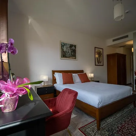 Ego' & Center Apartahotel