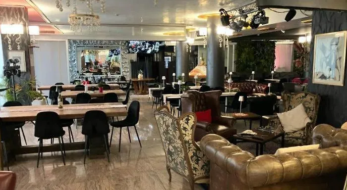 מלון דירות Ego' & Center